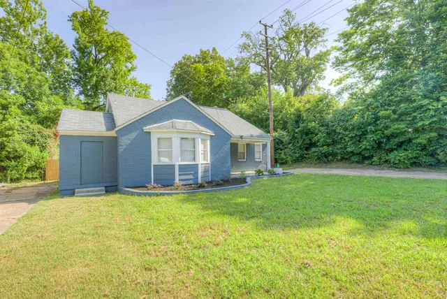 a view of a house with a yard