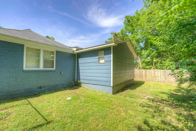 a view of a backyard