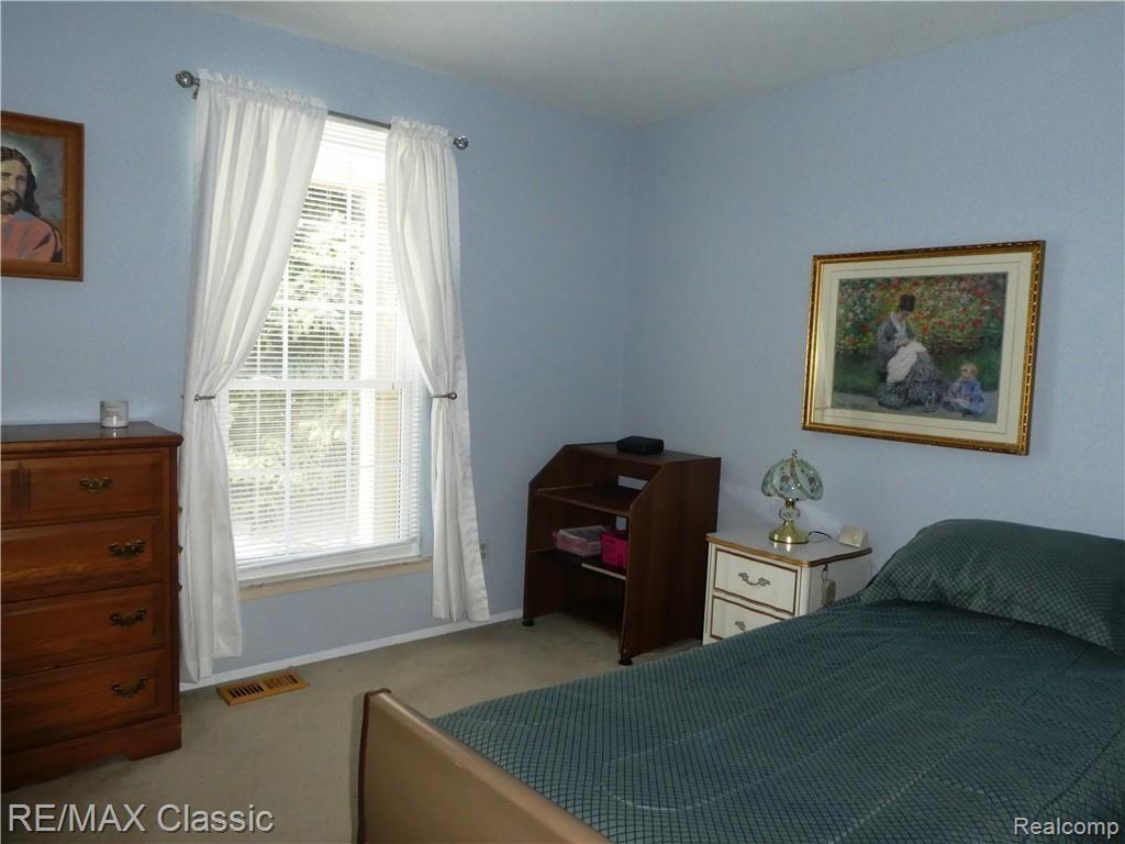 140 Pine Tree Ridge, Unit 3 Waterford, MI 48327 - Photo 7 of 9 Second bedroom