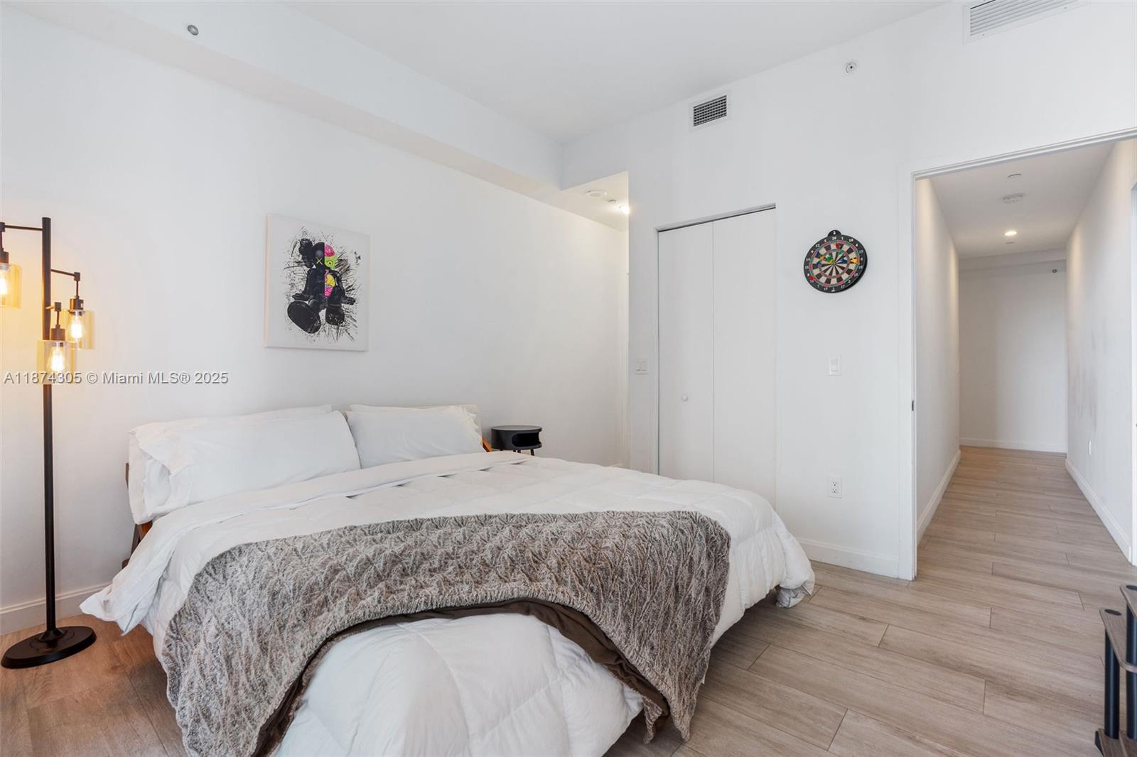 45 Southwest 9th Street, Unit 4301 Miami, FL 33130 - Photo 17 of 30 a bedroom with a bed and a painting on the wall