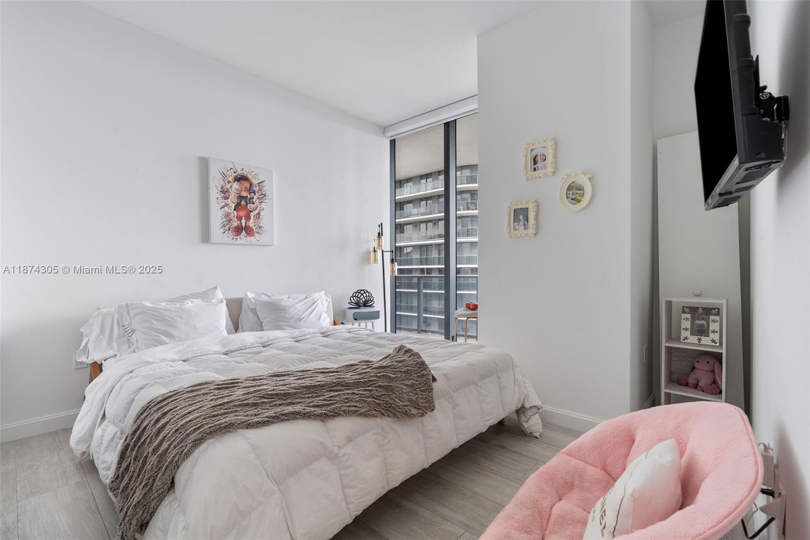 45 Southwest 9th Street, Unit 4301 Miami, FL 33130 - Photo 20 of 30 a bedroom with a bed and a flat screen tv