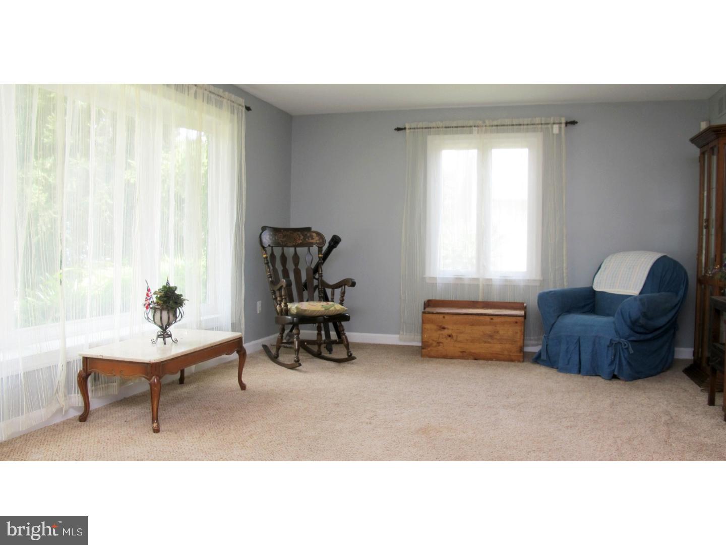 724 Hilltop Road Cinnaminson, NJ 08077 - Photo 5 of 25 Living Room
