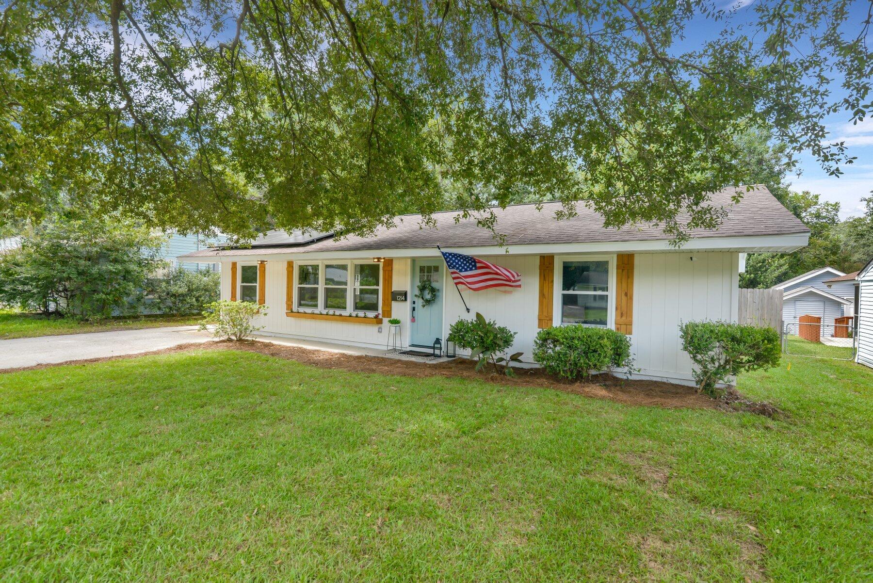 1214 Hawthorne Road Hanahan, SC 29410 - Photo 2 of 23 Front Yard