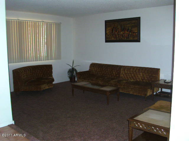 4635 West Hearn Road Glendale, AZ 85306 - Photo 5 of 15 Living Room