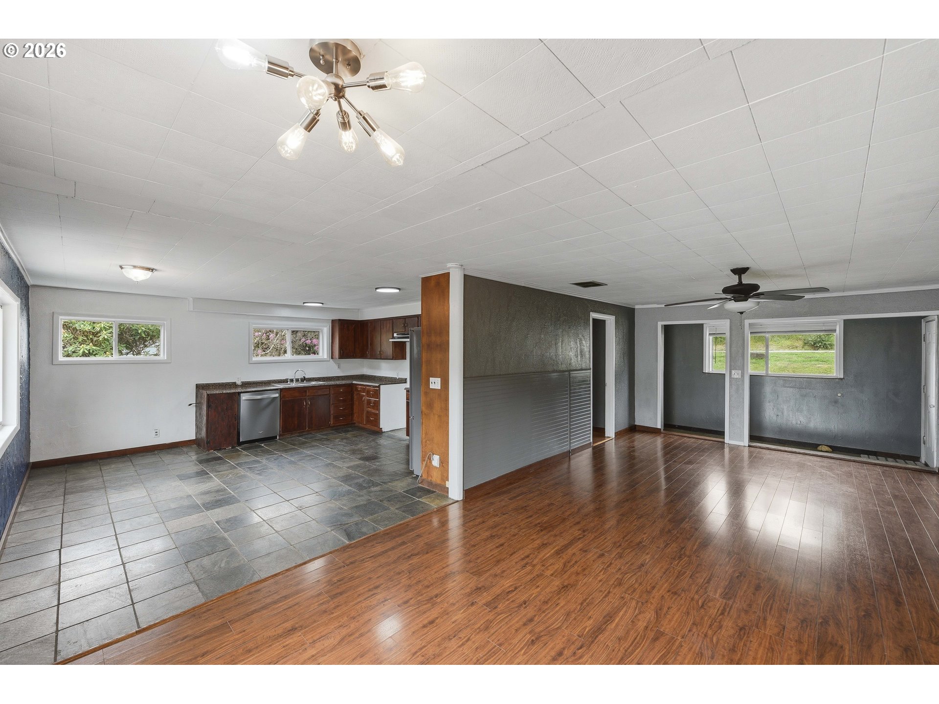 1820 East Cedar Street Myrtle Point, OR 97458 - Photo 3 of 37 Living Room