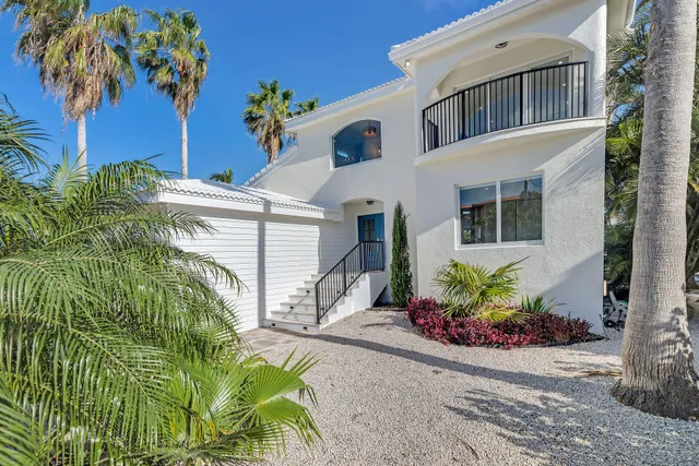a view of entryway and hall