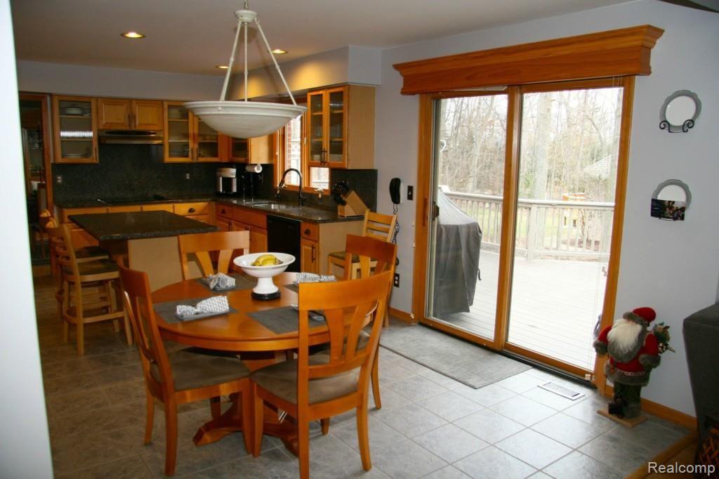 851 Grovecrest Rochester, MI 48307 - Photo 13 of 36 IMG_0017.jpg