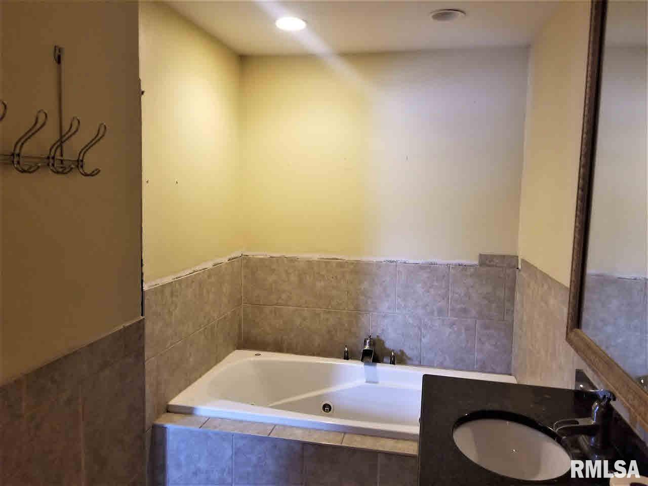 711 Edgington Street Reynolds, IL 61279 - Photo 6 of 9 Gallery Image 6