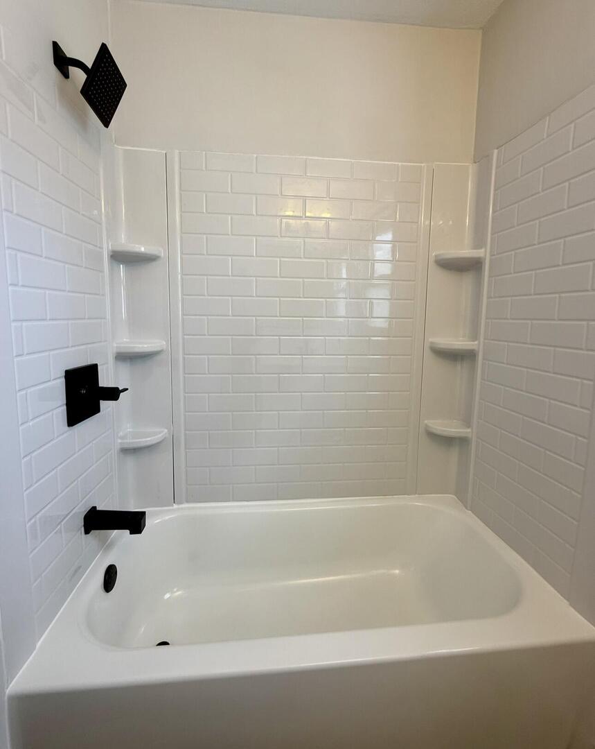 281 East Sprague Street Bement, IL 61813 - Photo 13 of 24 a bathroom with a bathtub