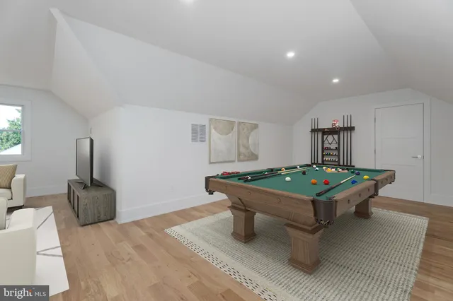 a view of a house with backyard and garden