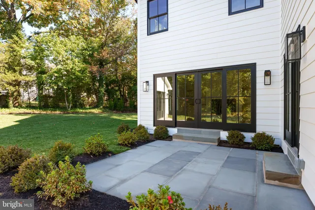 a view of yard with green space