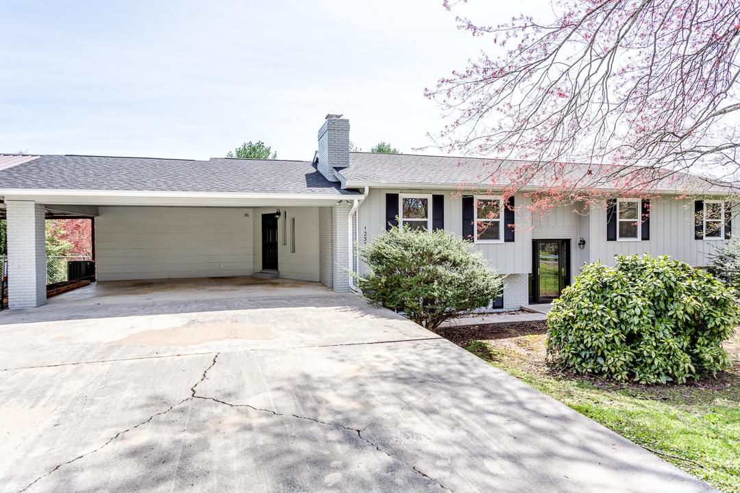 1237 Laurel Road Clinton, TN 37716 - Photo 1 of 40 002180405-3-1237LaurelRdClintonTN-SCREEN