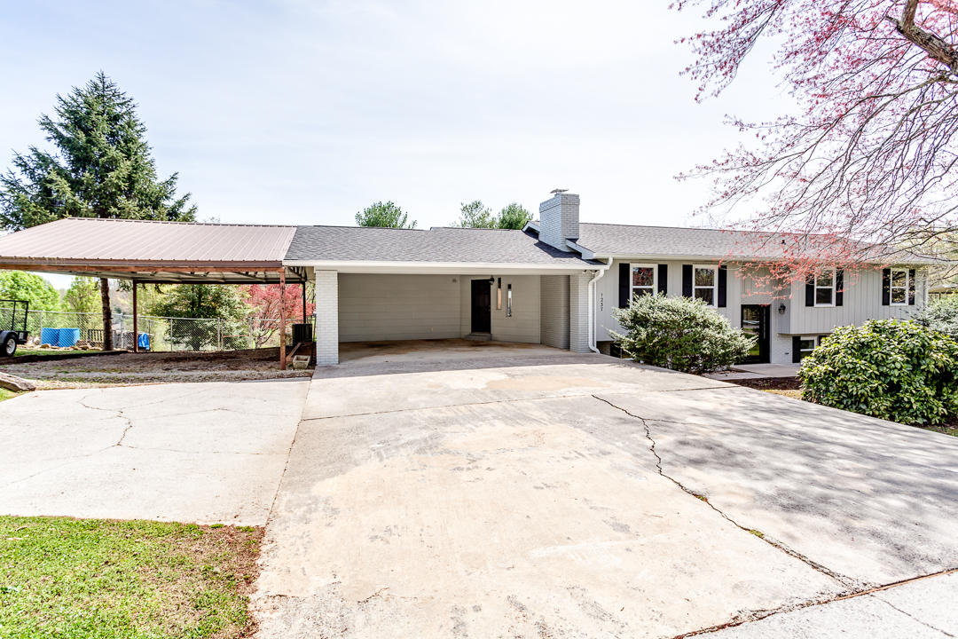 1237 Laurel Road Clinton, TN 37716 - Photo 2 of 40 001180405-3-1237LaurelRdClintonTN-SCREEN
