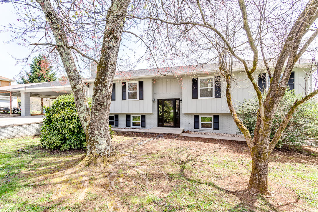 1237 Laurel Road Clinton, TN 37716 - Photo 3 of 40 003180405-3-1237LaurelRdClintonTN-SCREEN