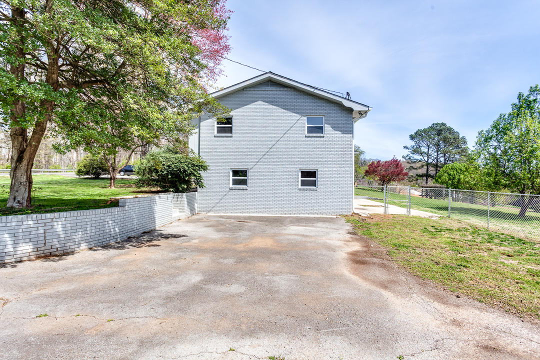 1237 Laurel Road Clinton, TN 37716 - Photo 38 of 40 041180405-3-1237LaurelRdClintonTN-SCREEN