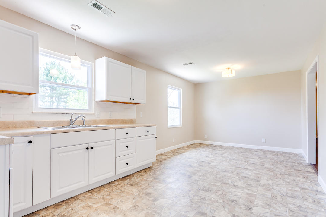 1237 Laurel Road Clinton, TN 37716 - Photo 10 of 40 010180405-3-1237LaurelRdClintonTN-SCREEN