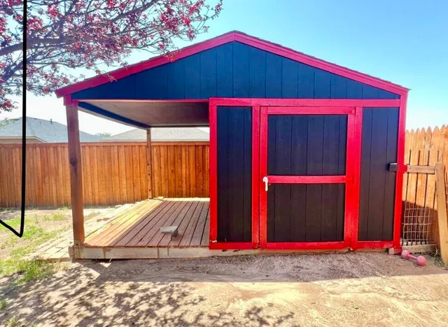 a view of a house with backyard