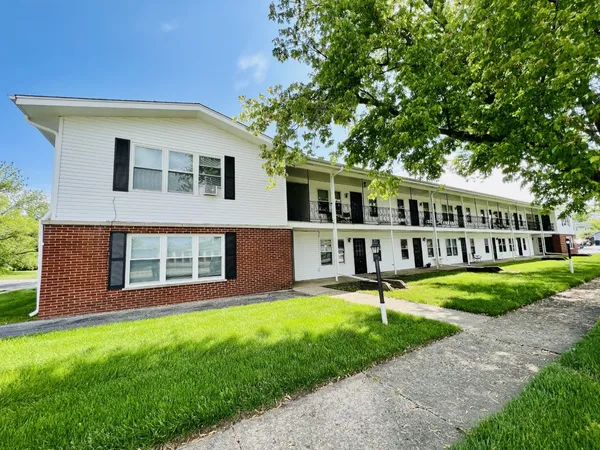 $1,350 | 575 Berry Avenue, Unit 2F, Grayslake, IL 60030