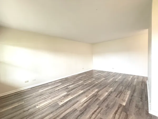 $1,350 | 575 Berry Avenue, Unit 2F, Grayslake, IL 60030