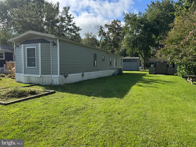 a view of a house with backyard and garden