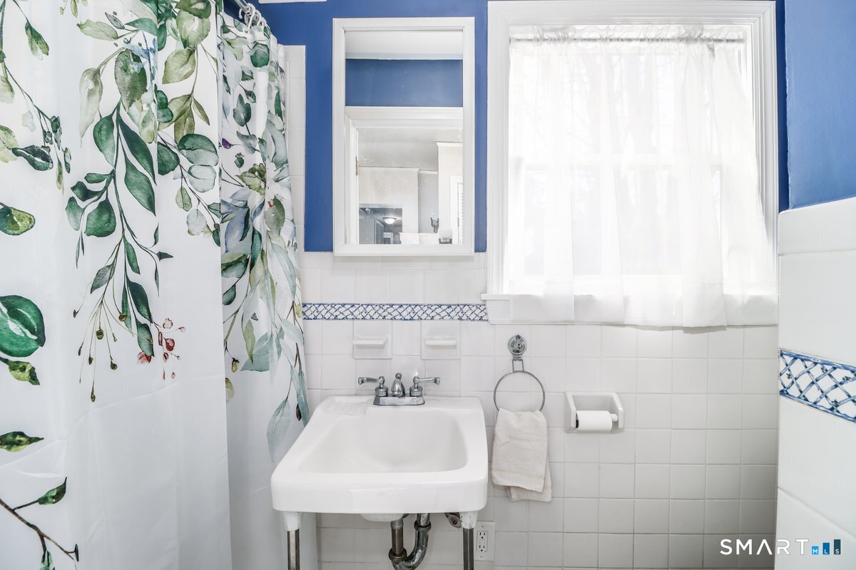 190 Toms Road Stamford, CT 06906 - Photo 13 of 34