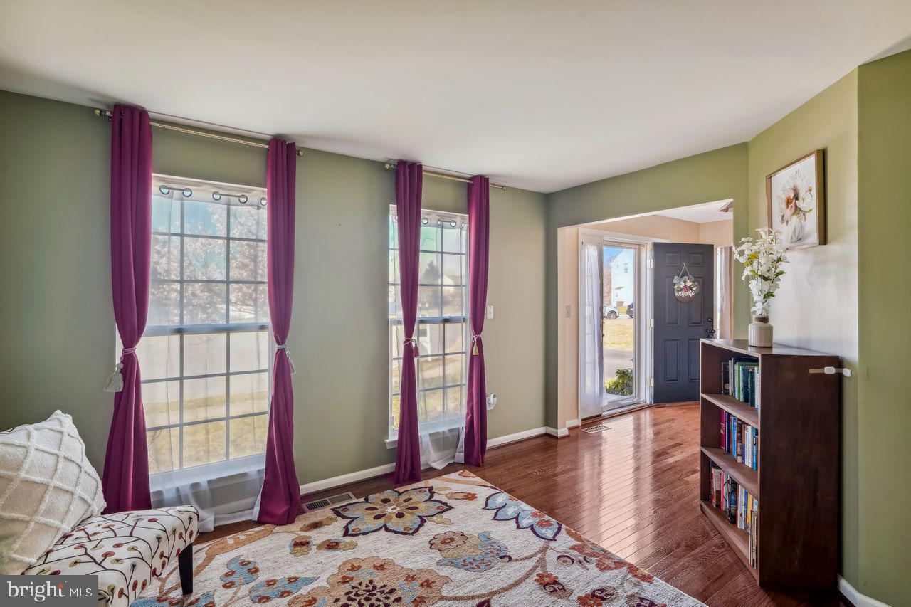 9585 Chaton Road Laurel, MD 20723 - Photo 7 of 38 Living Room