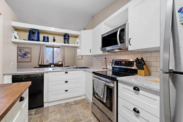 $2,195 | 4151 Boone Avenue North, Unit 203, New Hope, MN 55427