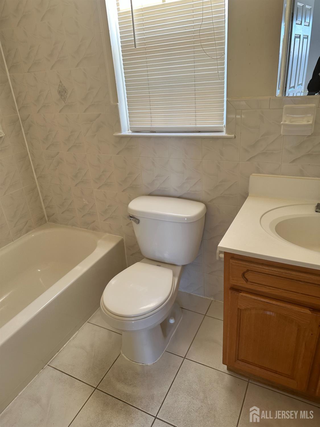 663 South Park Street Elizabeth, NJ 07206 - Photo 8 of 11 a bathroom with a toilet a sink and a bathtub