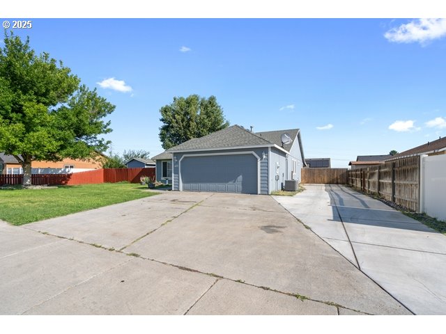 411 Bobwhite Avenue Umatilla, OR 97882 - Photo 2 of 45