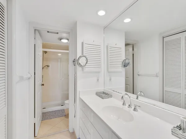 $8,000 | 300 Harbour Drive, Unit 308E, Vero Beach, FL 32963