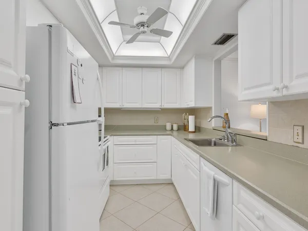 $8,000 | 300 Harbour Drive, Unit 308E, Vero Beach, FL 32963