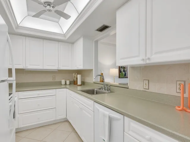 $7,000 | 300 Harbour Drive, Unit 308E, Vero Beach, FL 32963