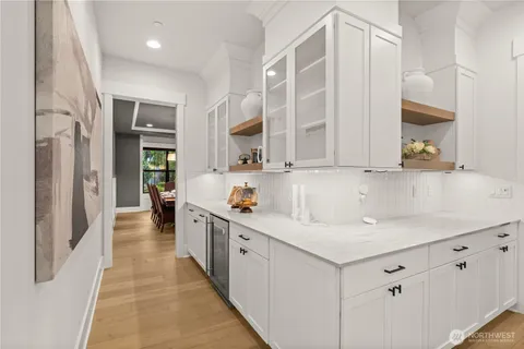 $5,200,000 | 10668 Southeast 32nd Street, Bellevue, WA 98004