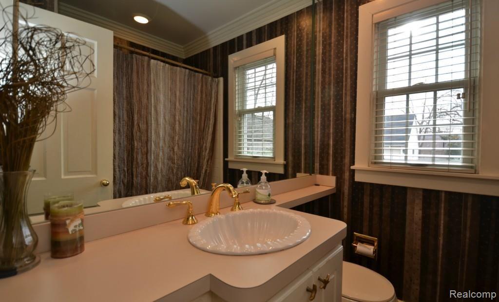1288 Villa Road Birmingham, MI 48009 - Photo 11 of 17 1st Floor Full Bathroom