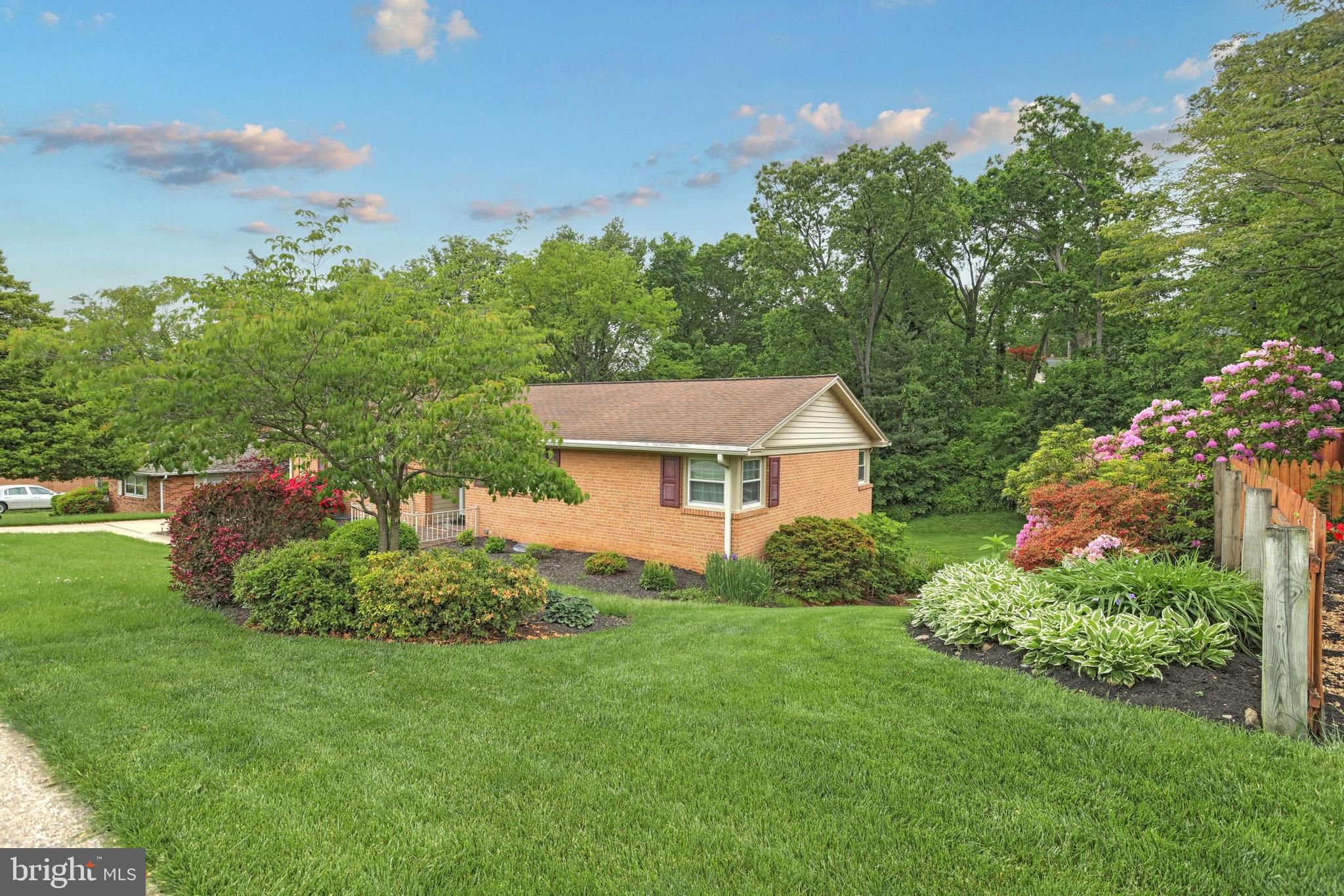 2661 Raleigh Drive York, PA 17402 - Photo 4 of 25 Side of home