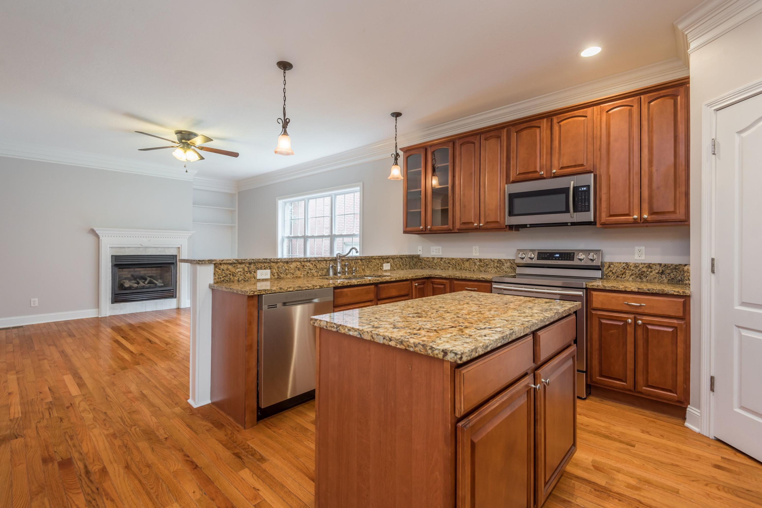 916 Crown Ridge Ln, Powell, TN 37849 - Photo 15 of 40 x3s5N9yQ