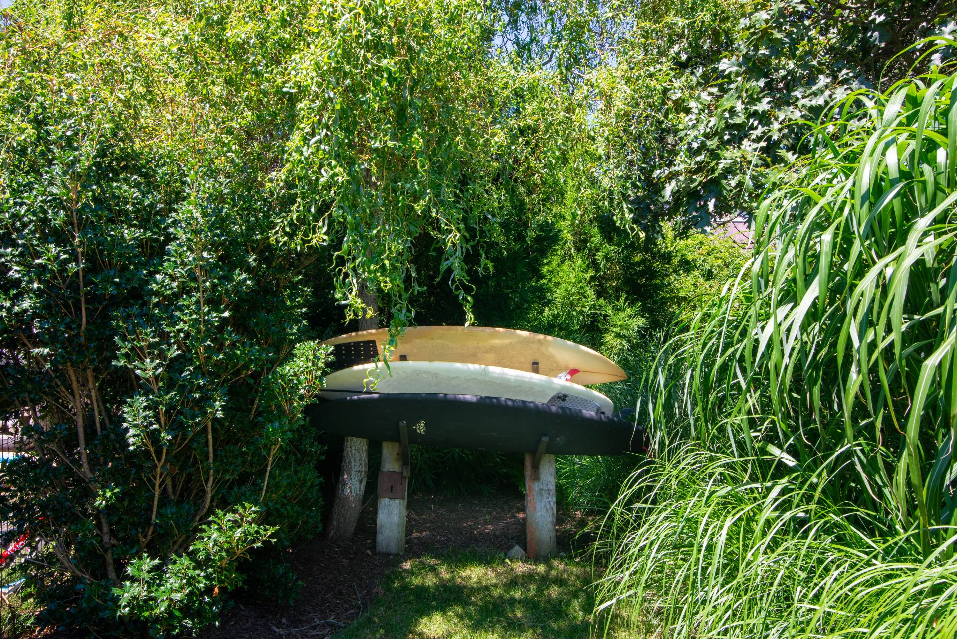 12 Jackson Road Montauk, NY 11954 - Photo 37 of 38 a backyard of a house with table and chairs