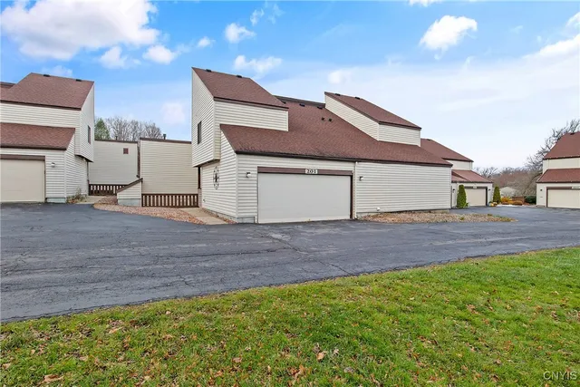 $199,000 | 201 Woburn Drive, Camillus, NY 13031