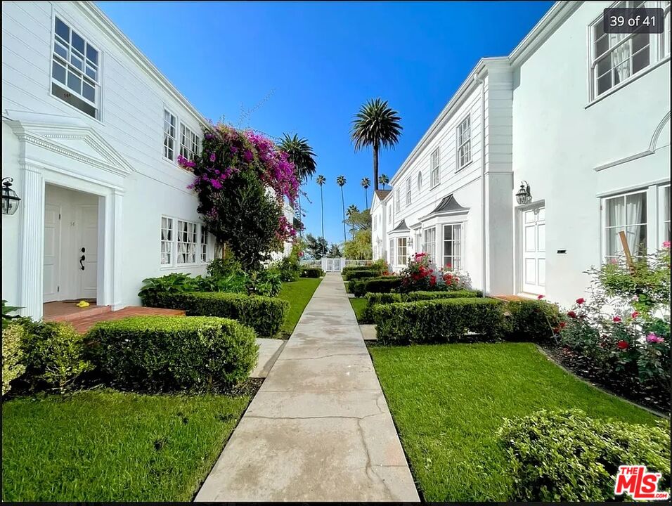 423 Ocean, Unit 2 Santa Monica, CA 90403 - Photo 2 of 18 a view of a back yard of the house