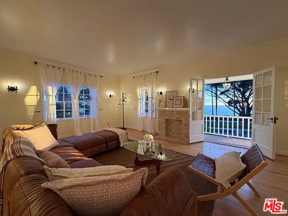 423 Ocean, Unit 2 Santa Monica, CA 90403 - Photo 4 of 18 a living room with furniture and wooden floor