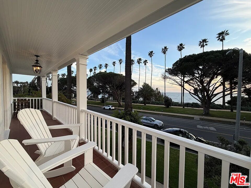 423 Ocean, Unit 2 Santa Monica, CA 90403 - Photo 6 of 18 a view of balcony with furniture