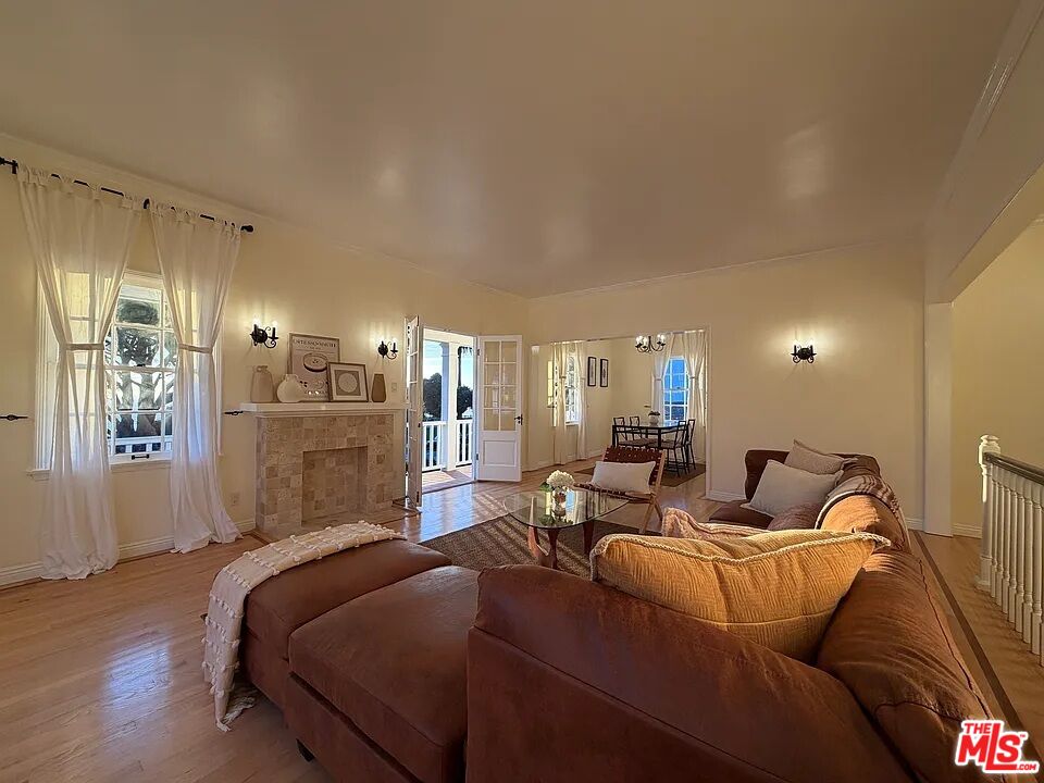 423 Ocean, Unit 2 Santa Monica, CA 90403 - Photo 8 of 18 a bed room with a bed window and couch