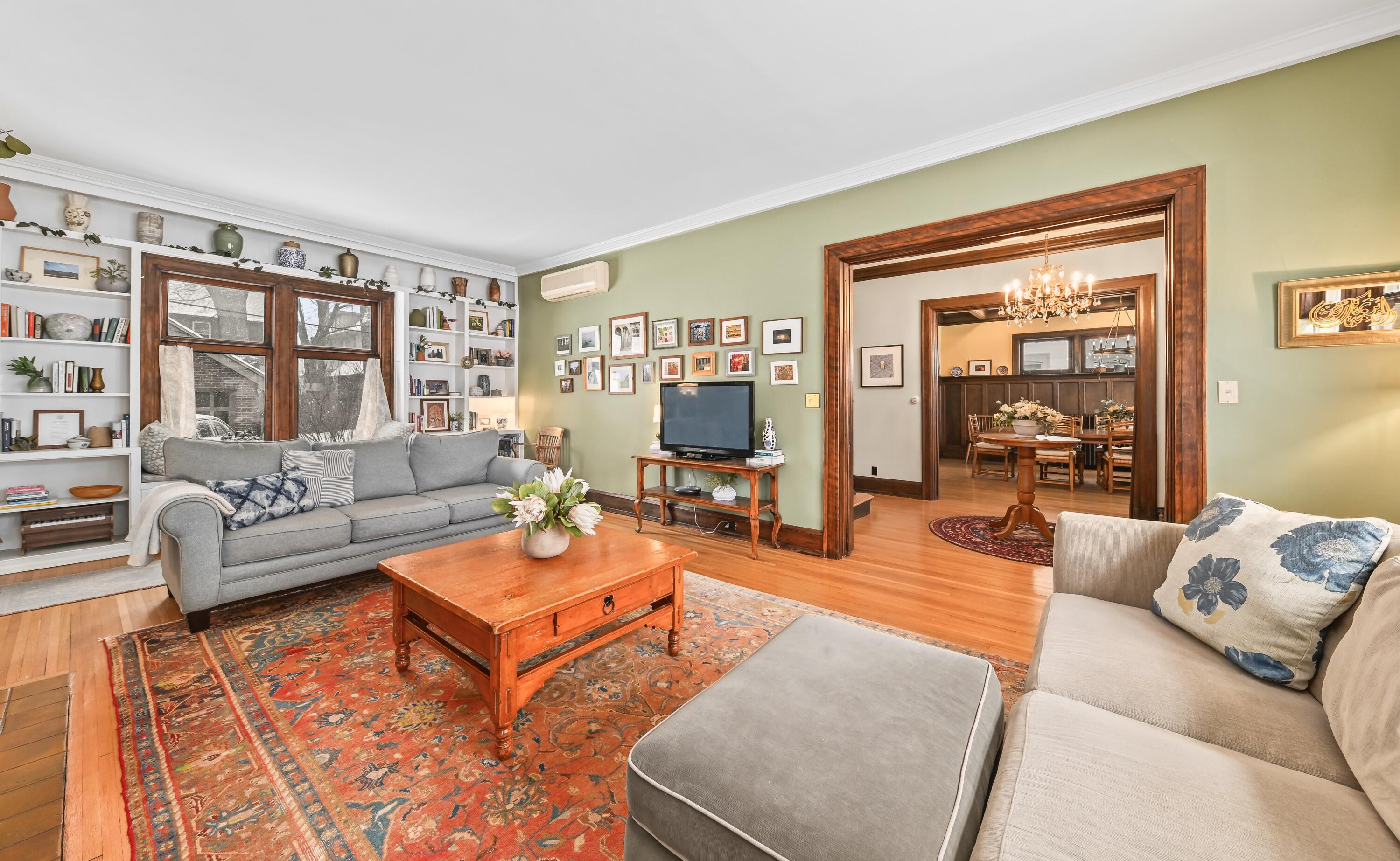 2963 North Summit Avenue Milwaukee, WI 53211 - Photo 6 of 39 Living Room