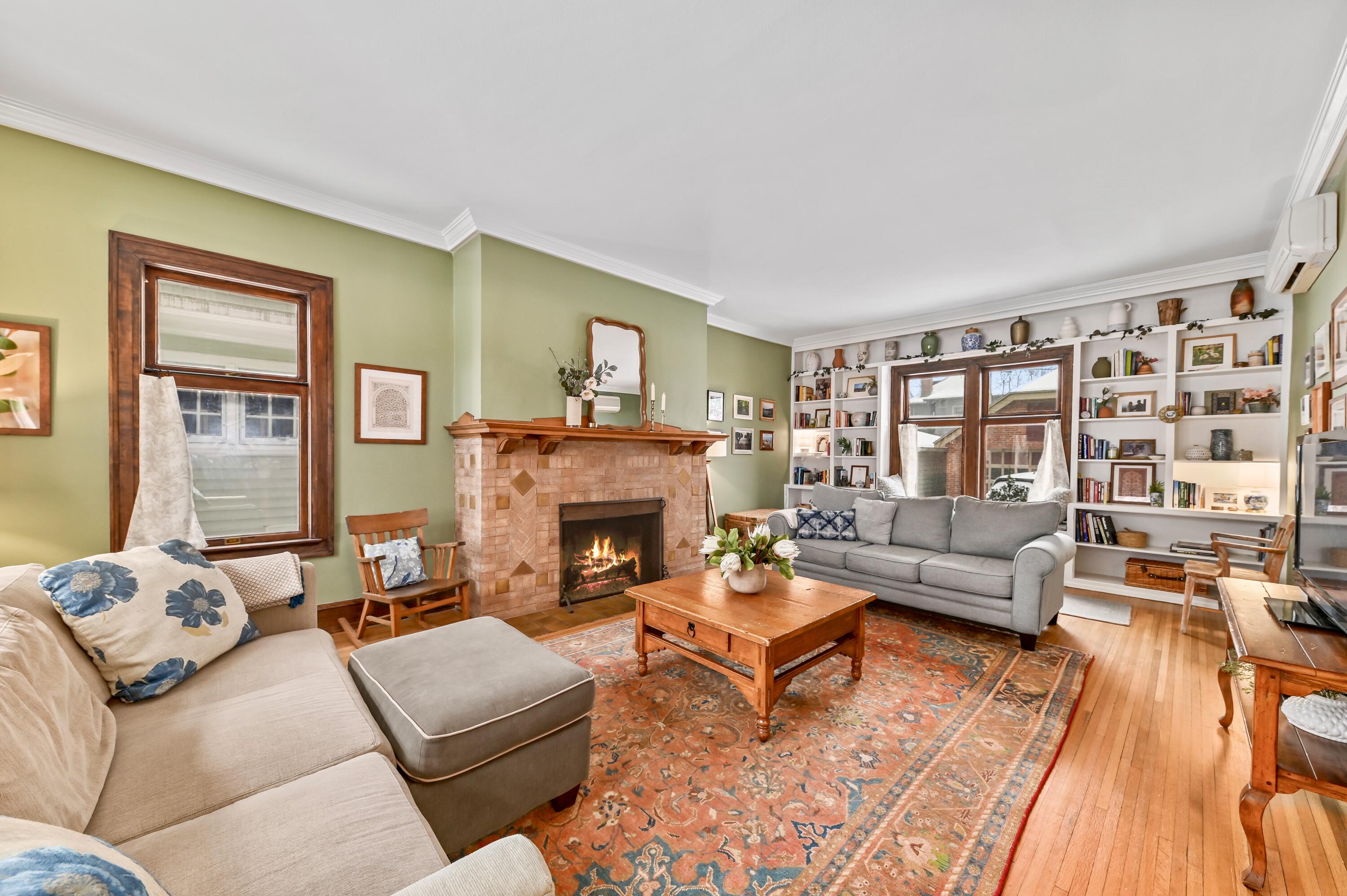 2963 North Summit Avenue Milwaukee, WI 53211 - Photo 7 of 39 Living Room