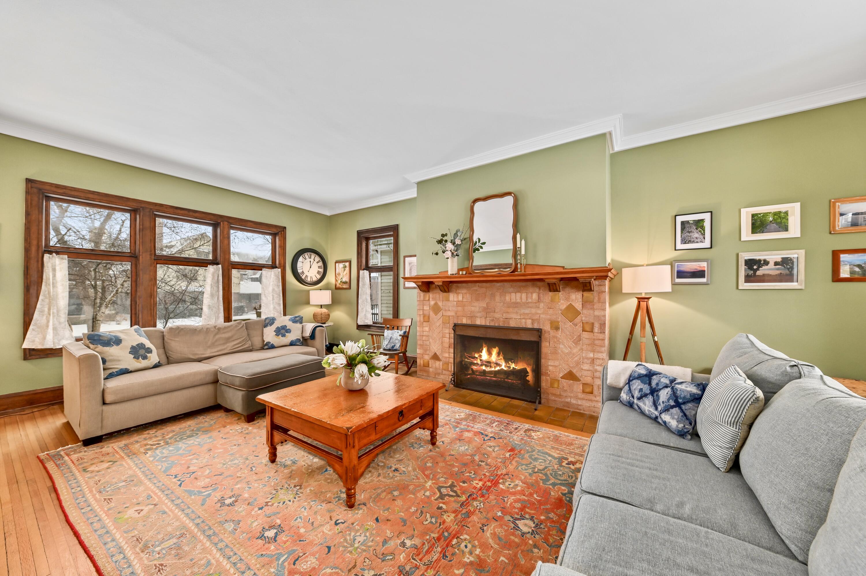 2963 North Summit Avenue Milwaukee, WI 53211 - Photo 8 of 39 Living Room