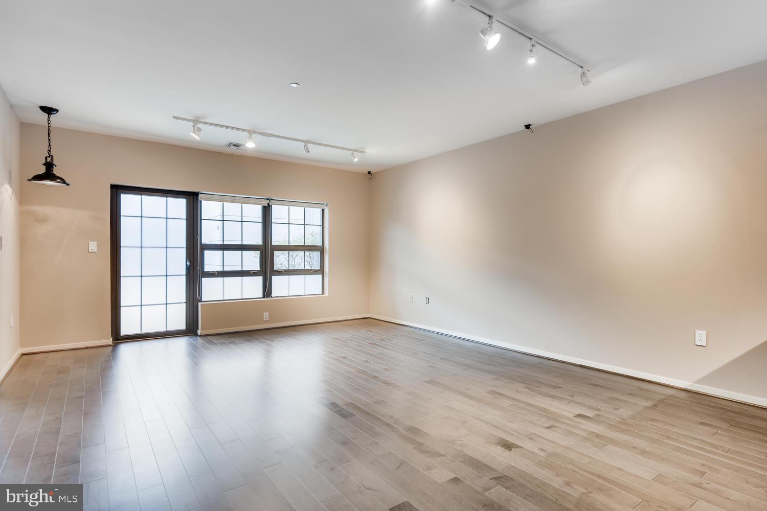 1200 Steuart Street, Unit 1040 Baltimore, MD 21230 - Photo 2 of 42 Living Room