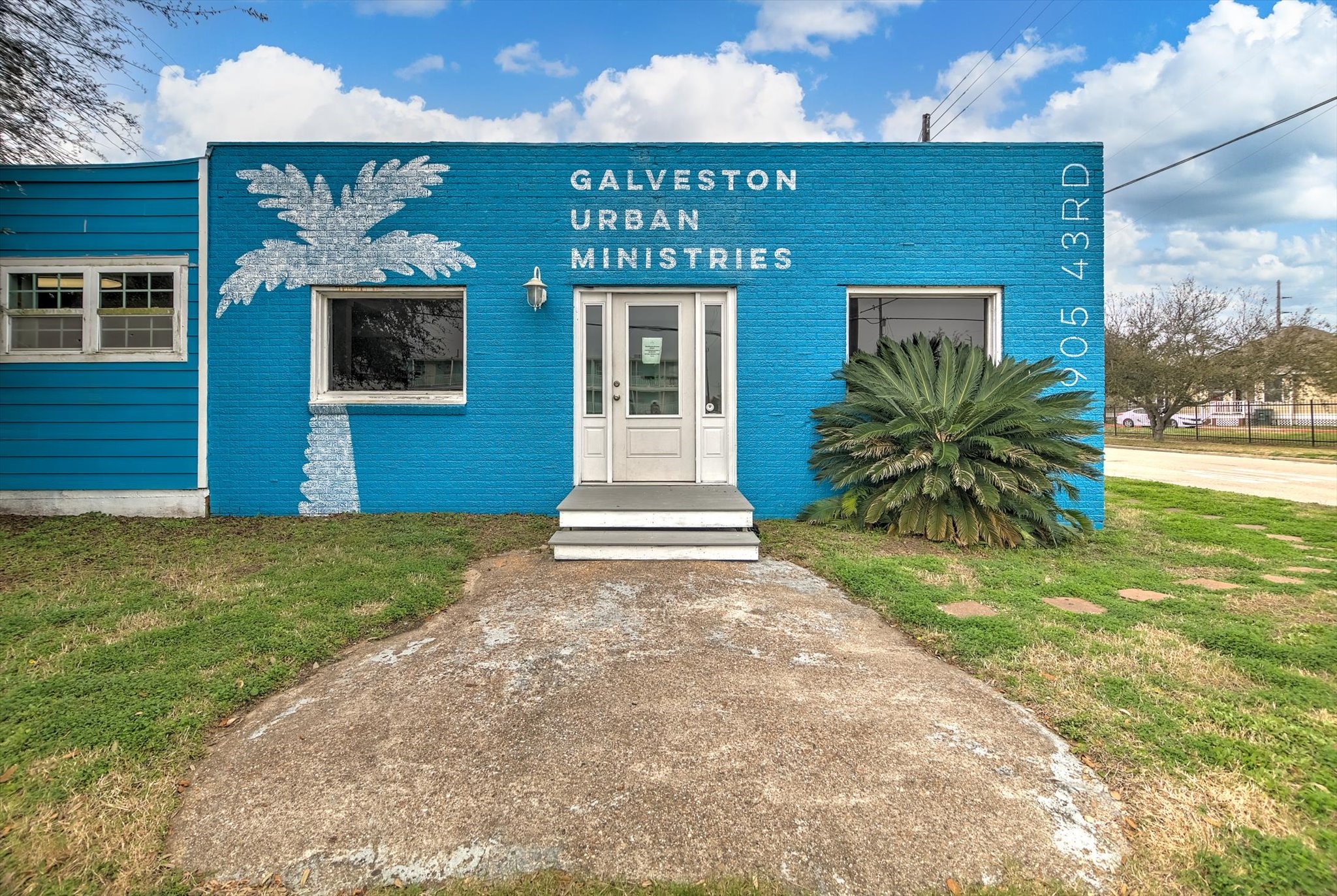 905 43rd Street Galveston, TX 77550 - Photo 2 of 43 Discover the vibrant charm of 905 43rd St, where a striking blue facade with artistic accents invites you into a unique and welcoming space.