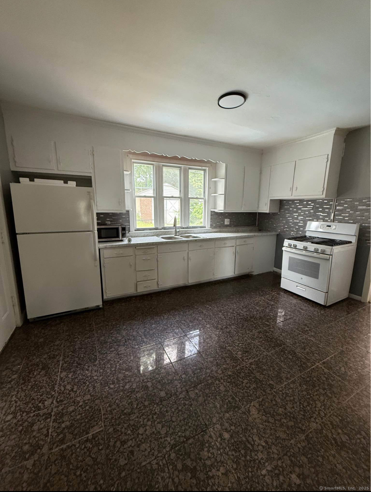 18 Union Street New Britain, CT 06051 - Photo 3 of 24 a kitchen with stove and refrigerator