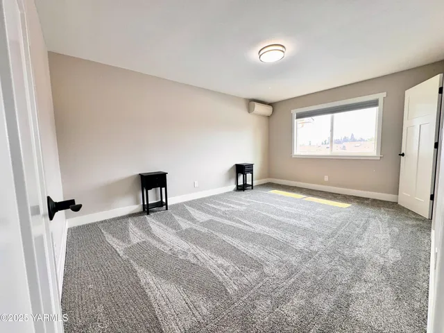 a view of a livingroom with a workspace
