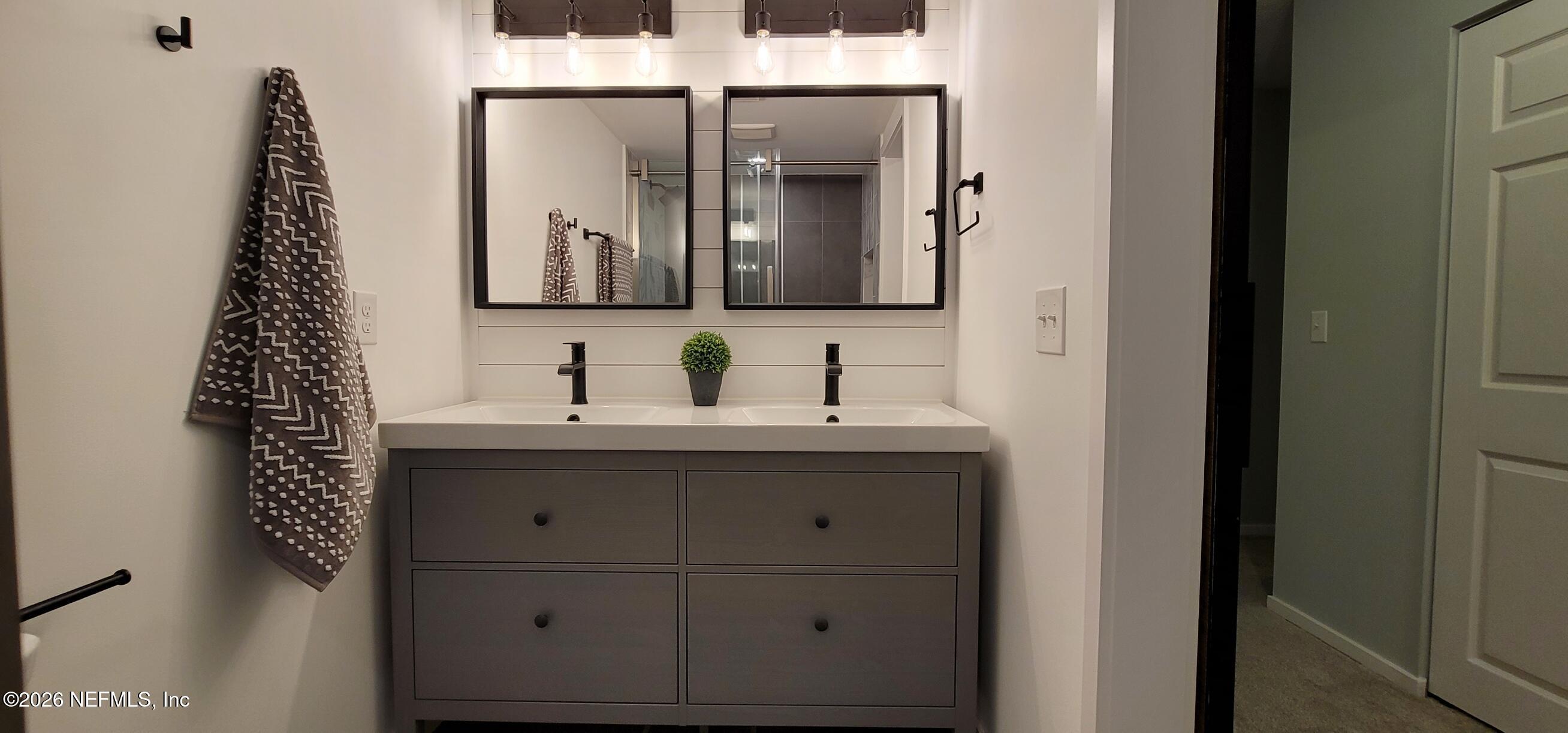 7848 Playa Del Rey Court, Unit 7848 Jacksonville, FL 32256 - Photo 33 of 41 Primary bathroom